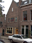 820147 Gezicht op de voorgevel van het pand De Wetstraat 15 te Utrecht.N.B. Rond 1940 was in het pand een bakkerswinkel ...